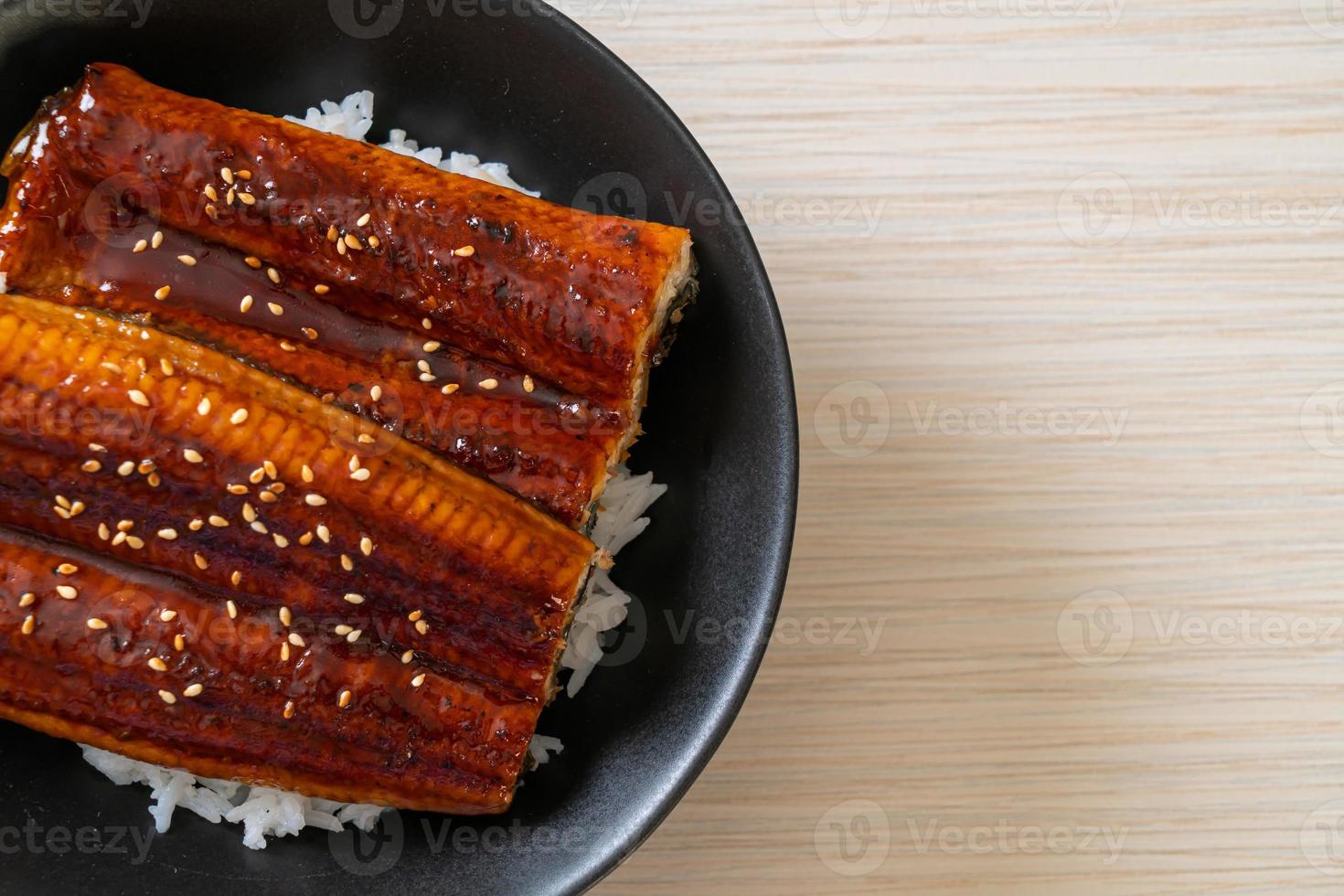 enguia japonesa grelhada com tigela de arroz ou unagi don foto