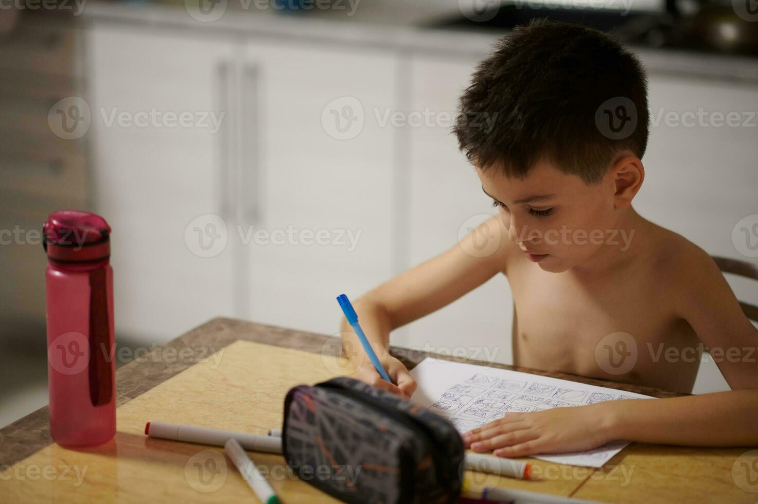 adorável criança Garoto desenha animê histórias em quadrinhos em branco papel folha. lápis caso e água garrafa em mármore mesa foto