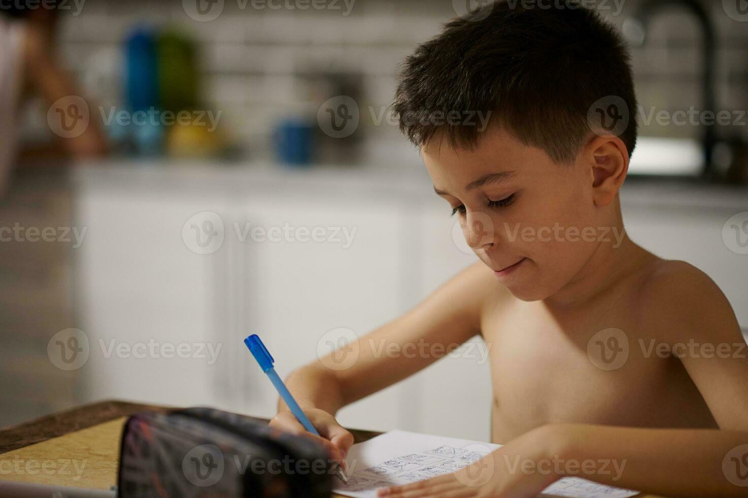 fechar-se retrato do uma Garoto artista desenhando histórias em quadrinhos foto