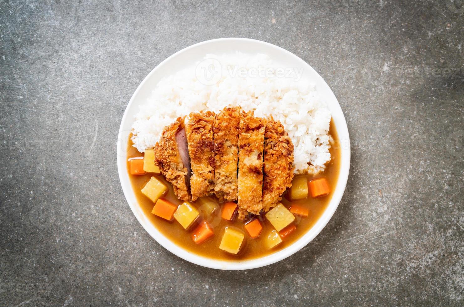 Costeleta de porco frita crocante com curry e arroz foto