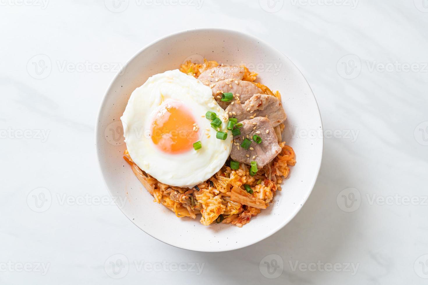 arroz frito kimchi com ovo frito e porco foto