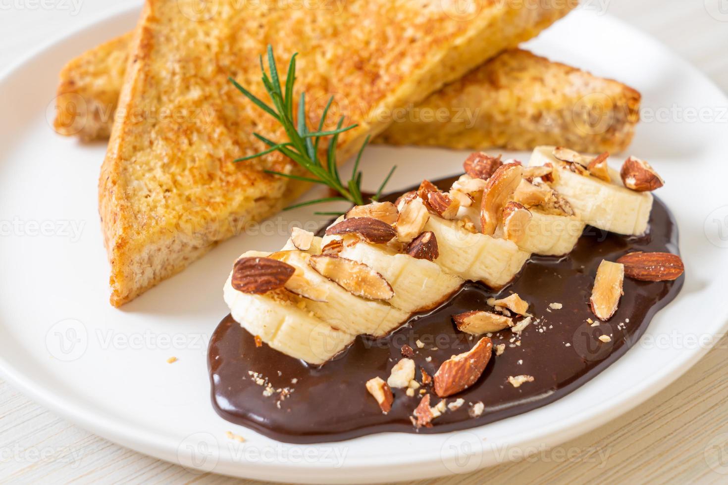 torrada francesa com amêndoas de chocolate e banana foto