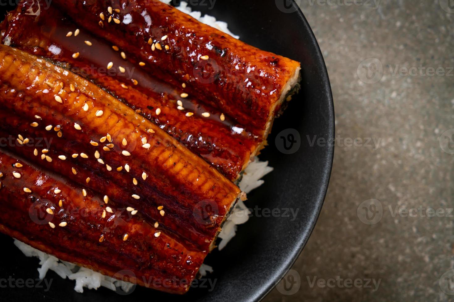 enguia japonesa grelhada com tigela de arroz ou unagi don foto