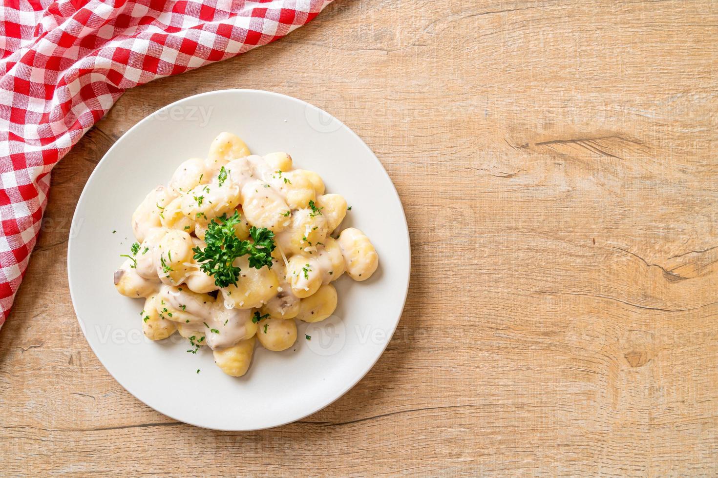 nhoque com molho de creme de cogumelos e queijo foto