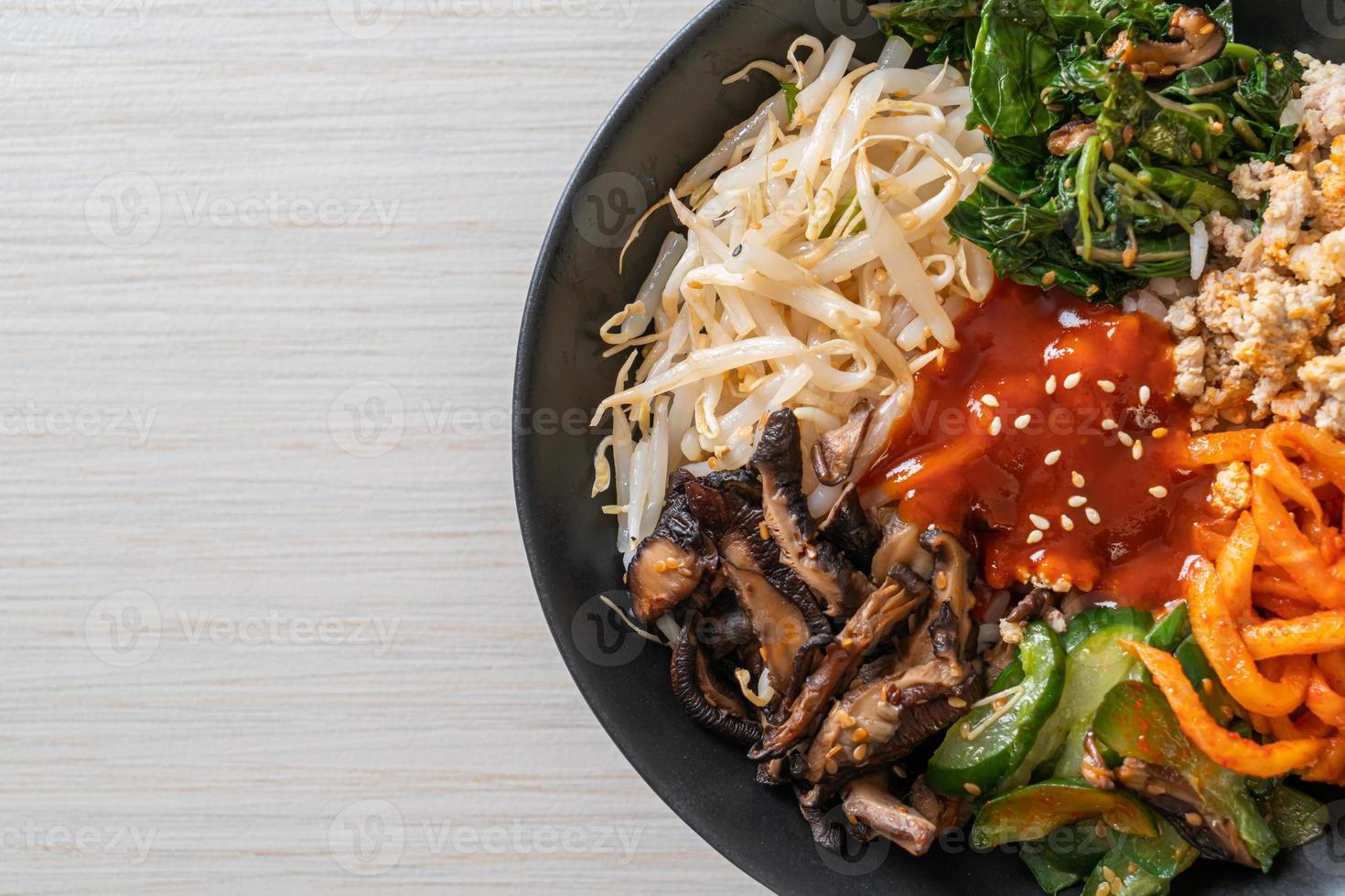 Salada picante coreana com arroz - comida tradicional coreana, bibimbap foto