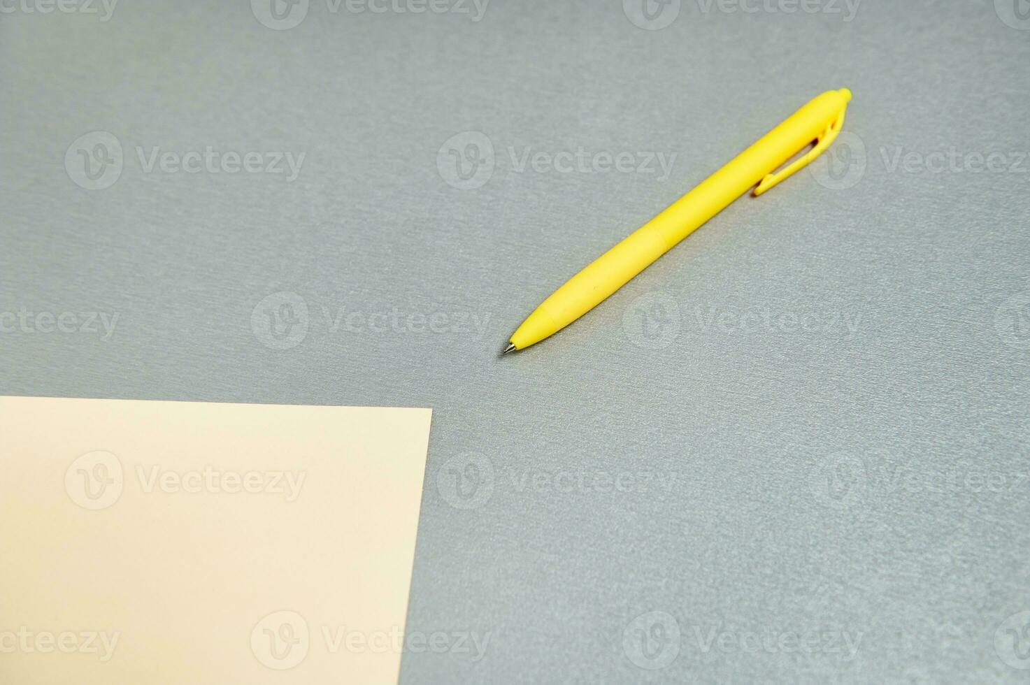 plano deitar do amarelo caneta deitado perto uma desenhador papel em uma cinzento superfície foto