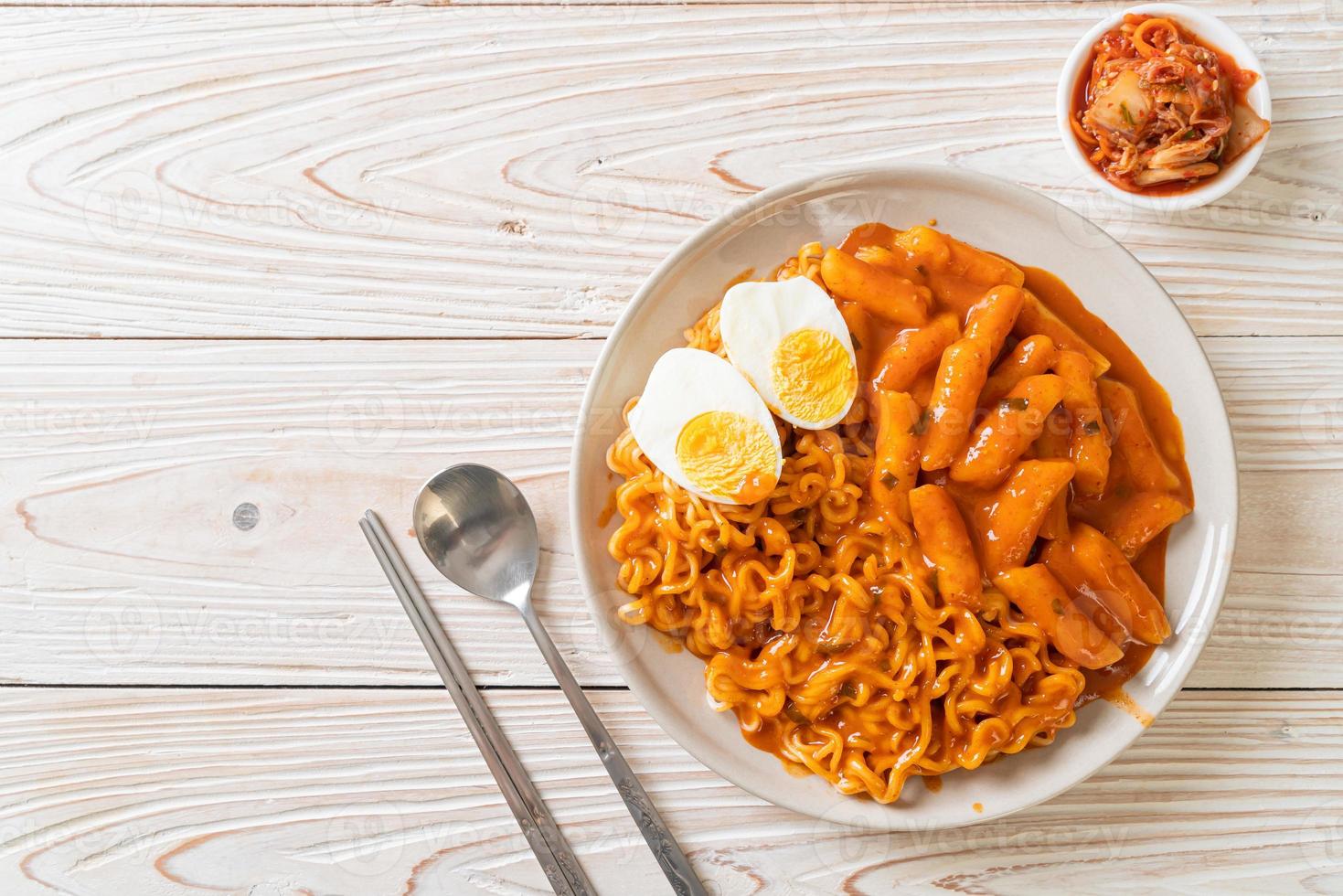 rabokki ou ramen ou macarrão instantâneo coreano e tteokbokki em molho coreano picante foto