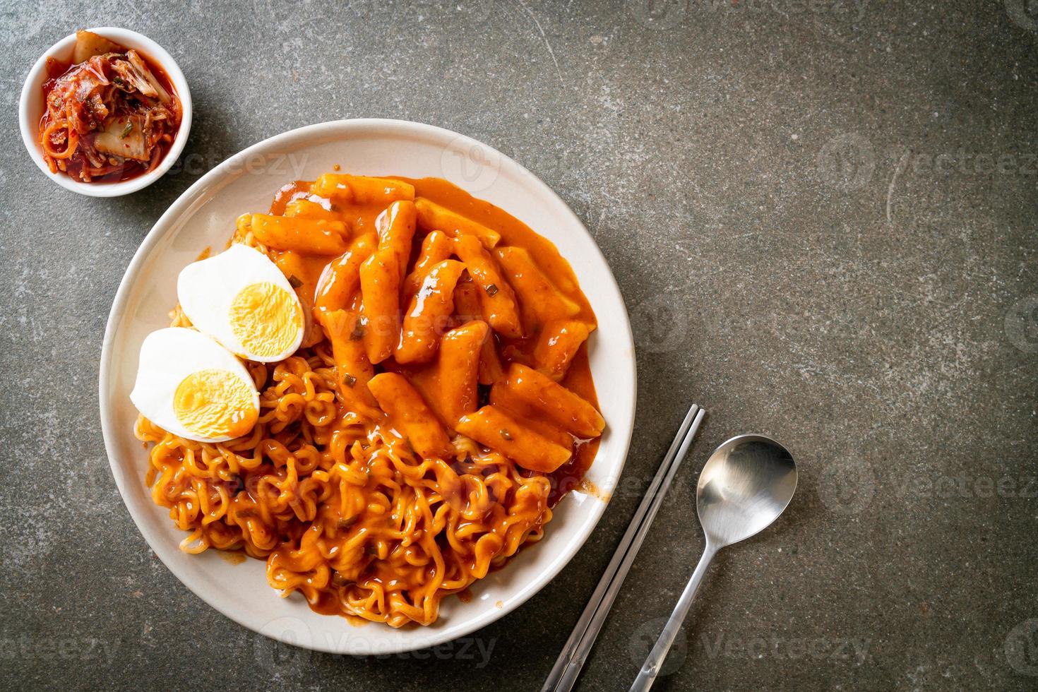 rabokki ou ramen ou macarrão instantâneo coreano e tteokbokki em molho coreano picante foto