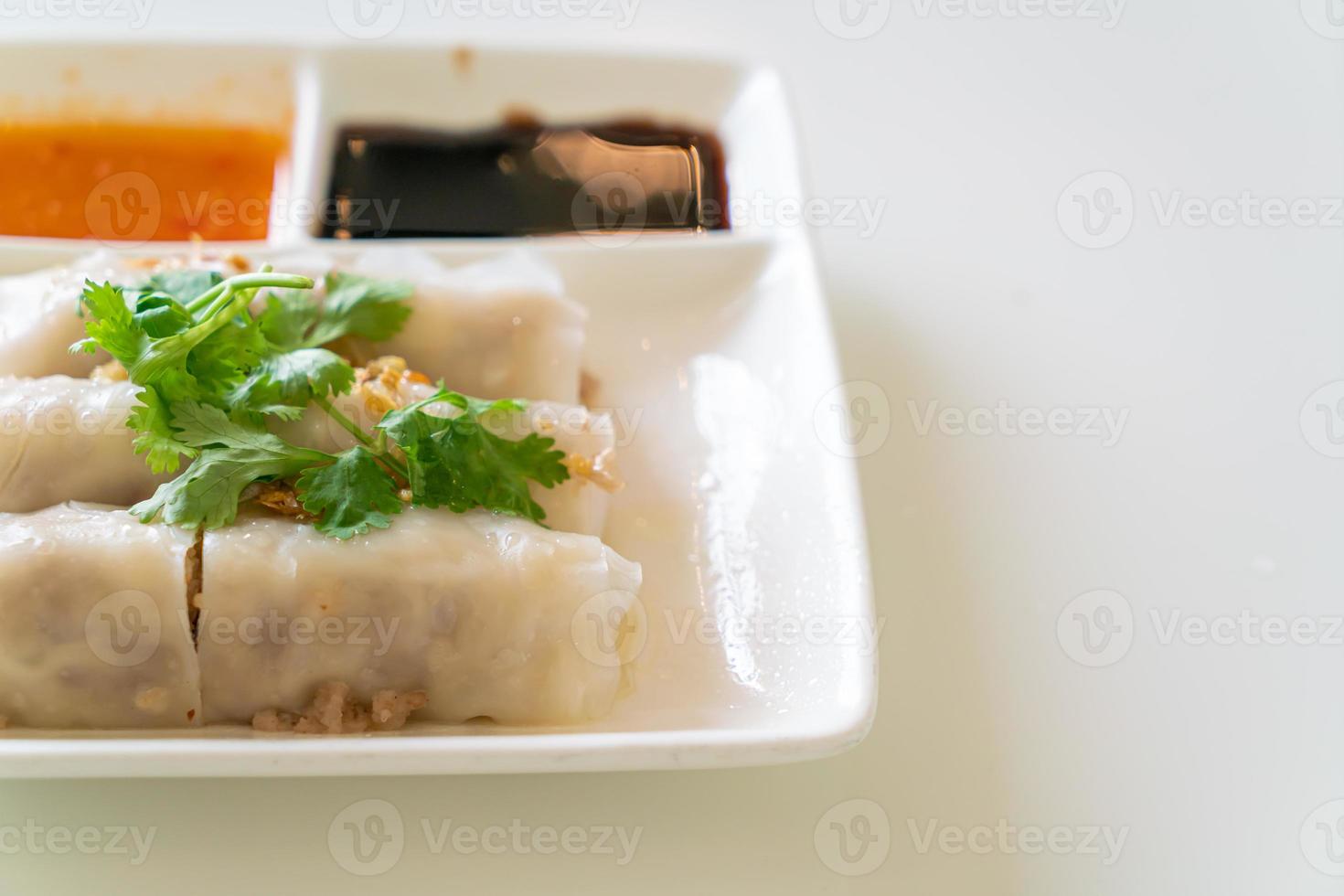 Rolinhos de macarrão chinês cozido no vapor com caranguejo foto