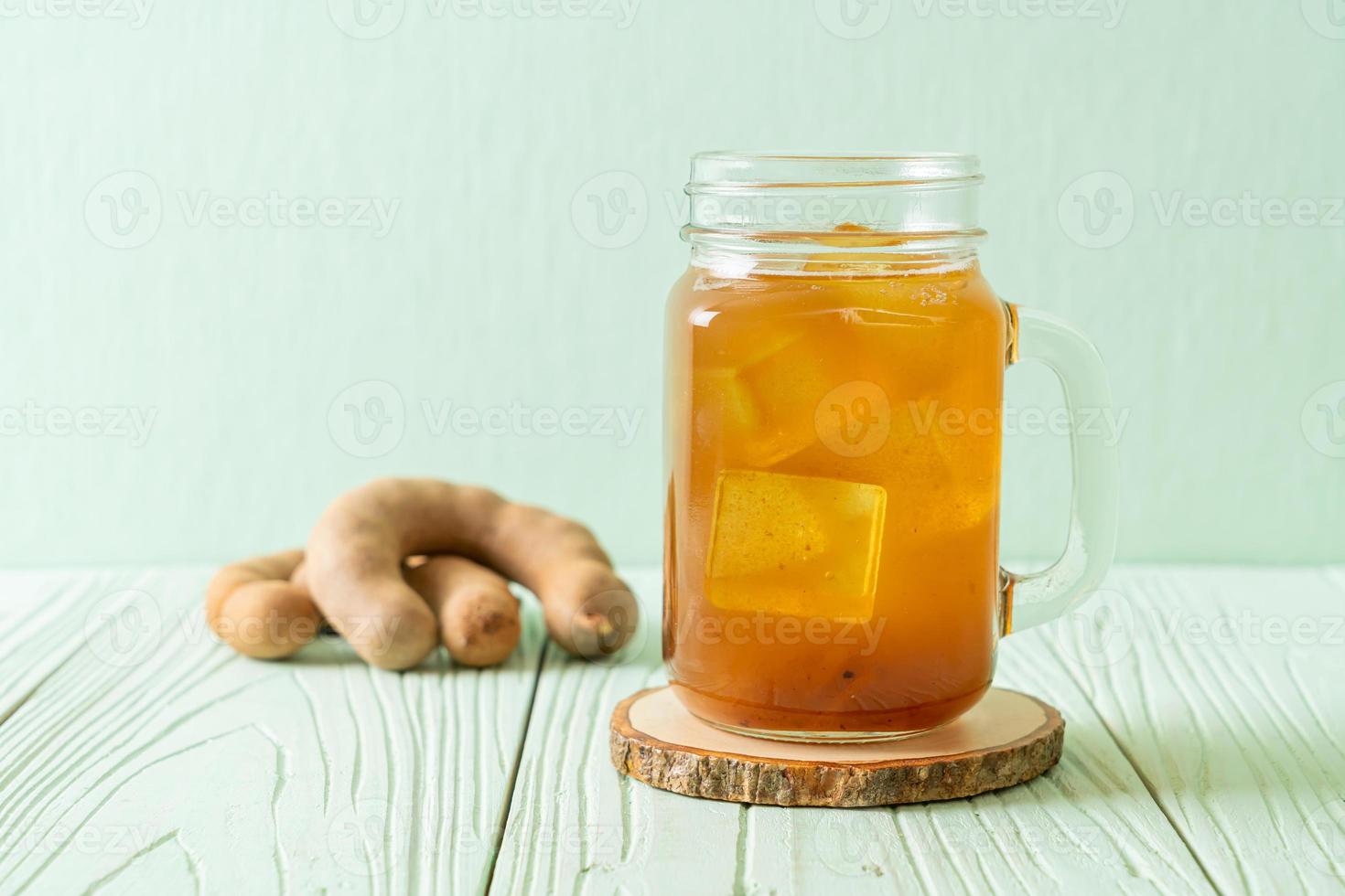 deliciosa bebida doce suco de tamarindo e cubo de gelo foto