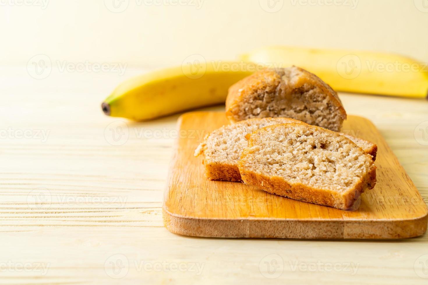 pão de banana caseiro fatiado foto