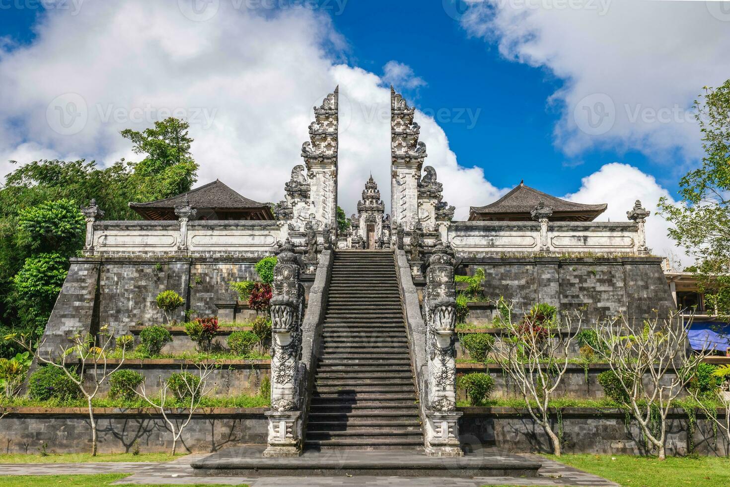 pura penataran agung Lempuyang dentro a declive do montar Lempuyang dentro karangasem, bali foto