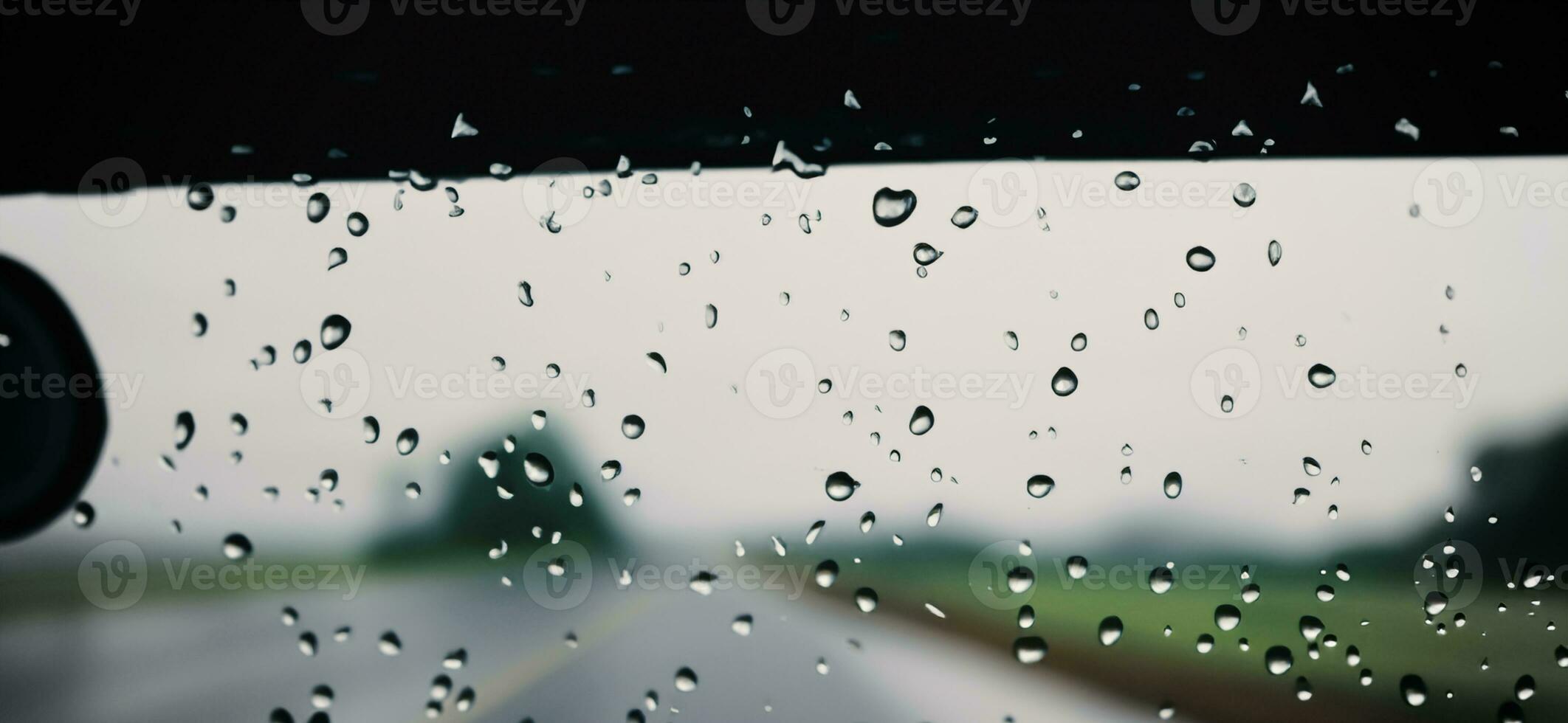 chuva chuveiro em carro parabrisa ou carro janela e embaçado estrada dentro fundo. foto