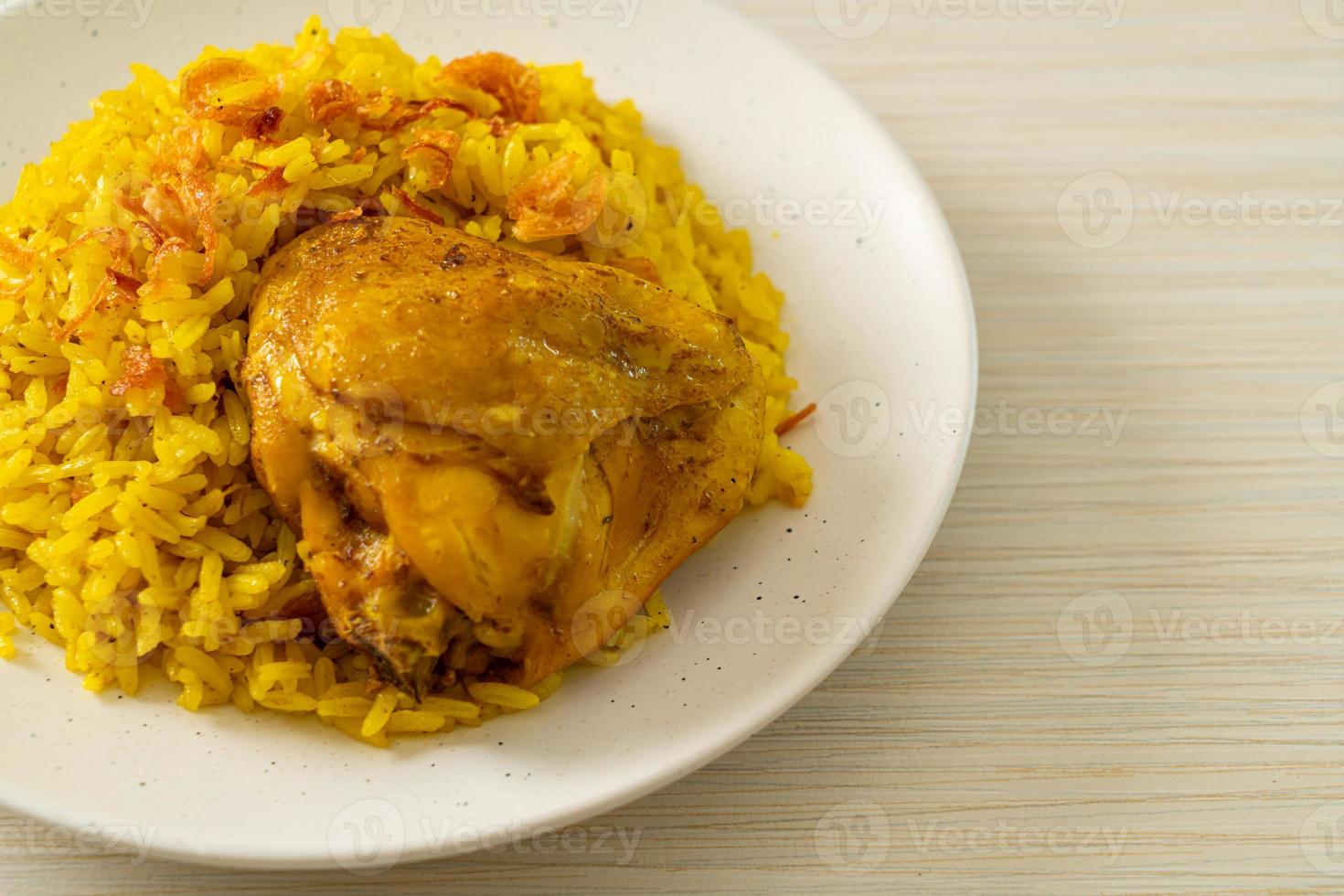 frango biryani ou arroz com curry e frango - versão tailandês-muçulmana do biryani indiano, com arroz amarelo perfumado e frango foto