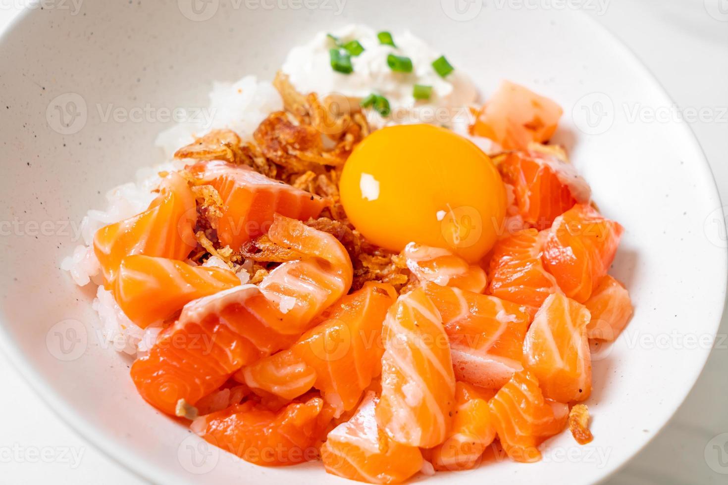 arroz japonês com salmão fresco cru e ovo foto