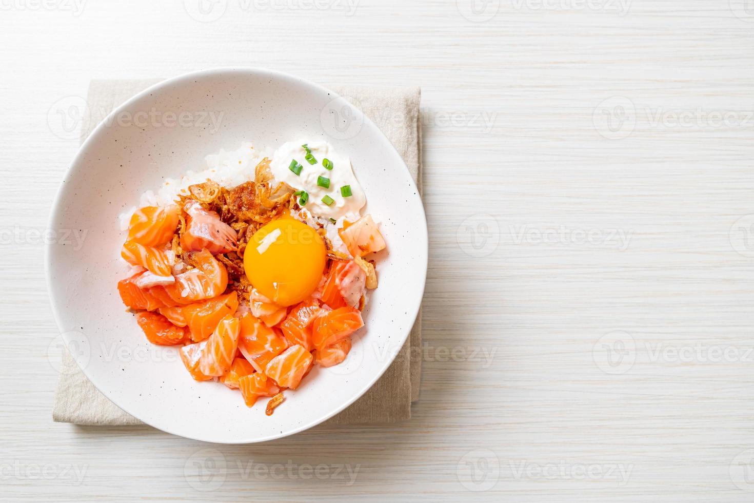 arroz japonês com salmão fresco cru e ovo foto