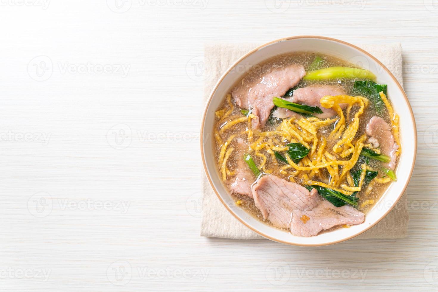 macarrão crocante com carne de porco ao molho de molho foto