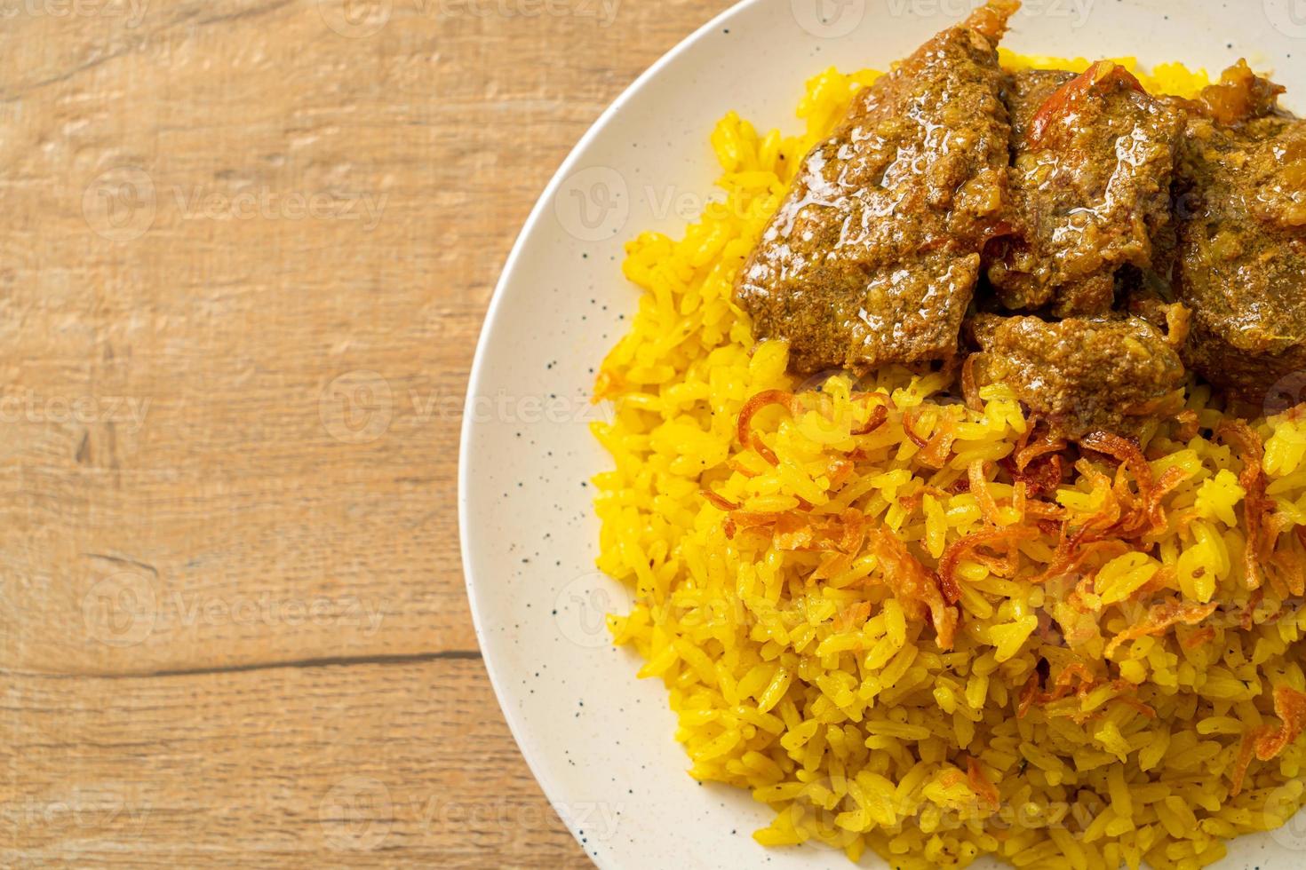 biryani de carne ou arroz com curry e carne - versão tailandês-muçulmana do biryani indiano, com arroz amarelo perfumado e carne bovina foto