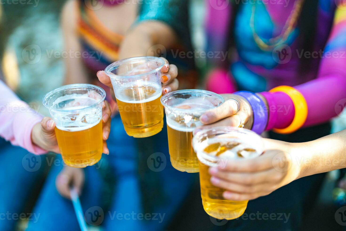 ao ar livre feliz amigos dentro verão Festa. amizade suspensão Fora com bebidas comemoro torrada tendo Diversão às música festival verão feriado período de férias foto