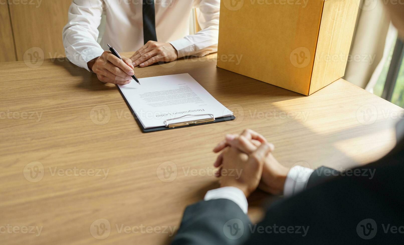 Sair trabalho o negócio homem enviando renúncia carta e embalagem coisa demitir-se deprimir ou carregando o negócio cartão caixa dentro escritório. mudança do trabalho ou disparamos a partir de empresa. foto