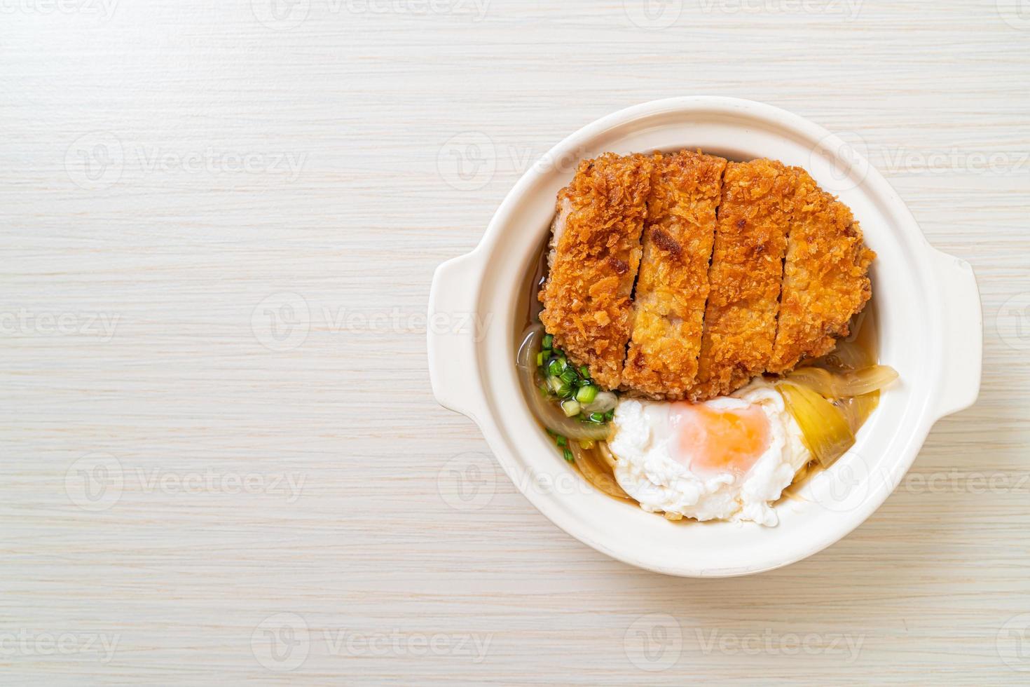 Costeleta de porco frita japonesa com sopa de cebola e ovo foto