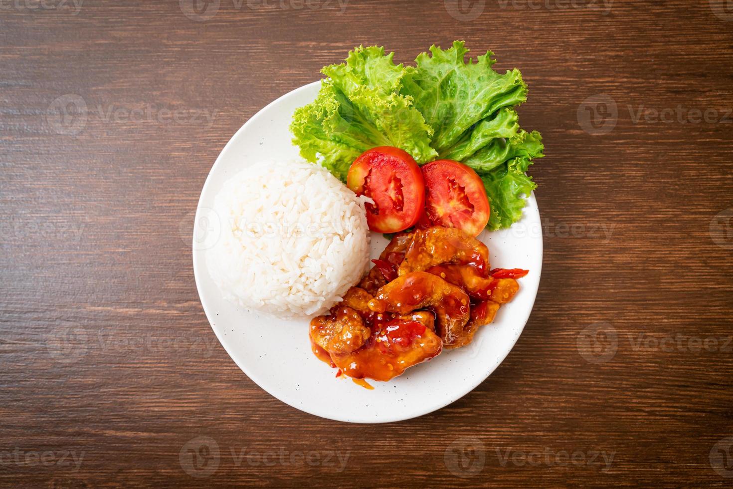 Peixe frito com molho de pimenta 3 sabores com arroz foto