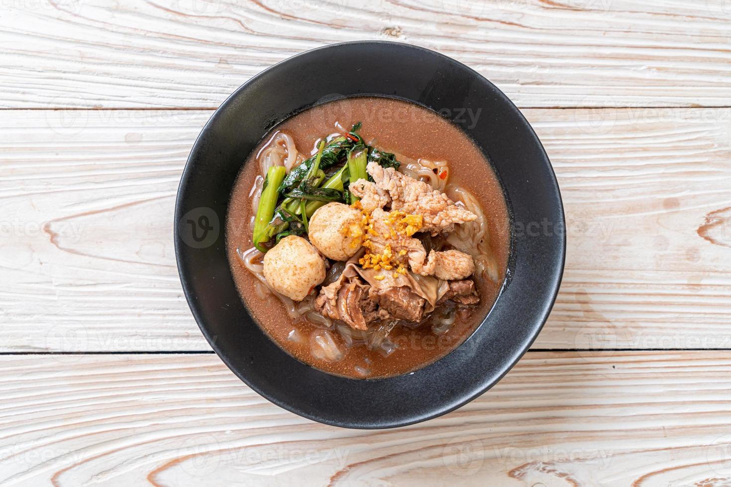 sopa de macarrão de arroz com carne de porco estufada foto