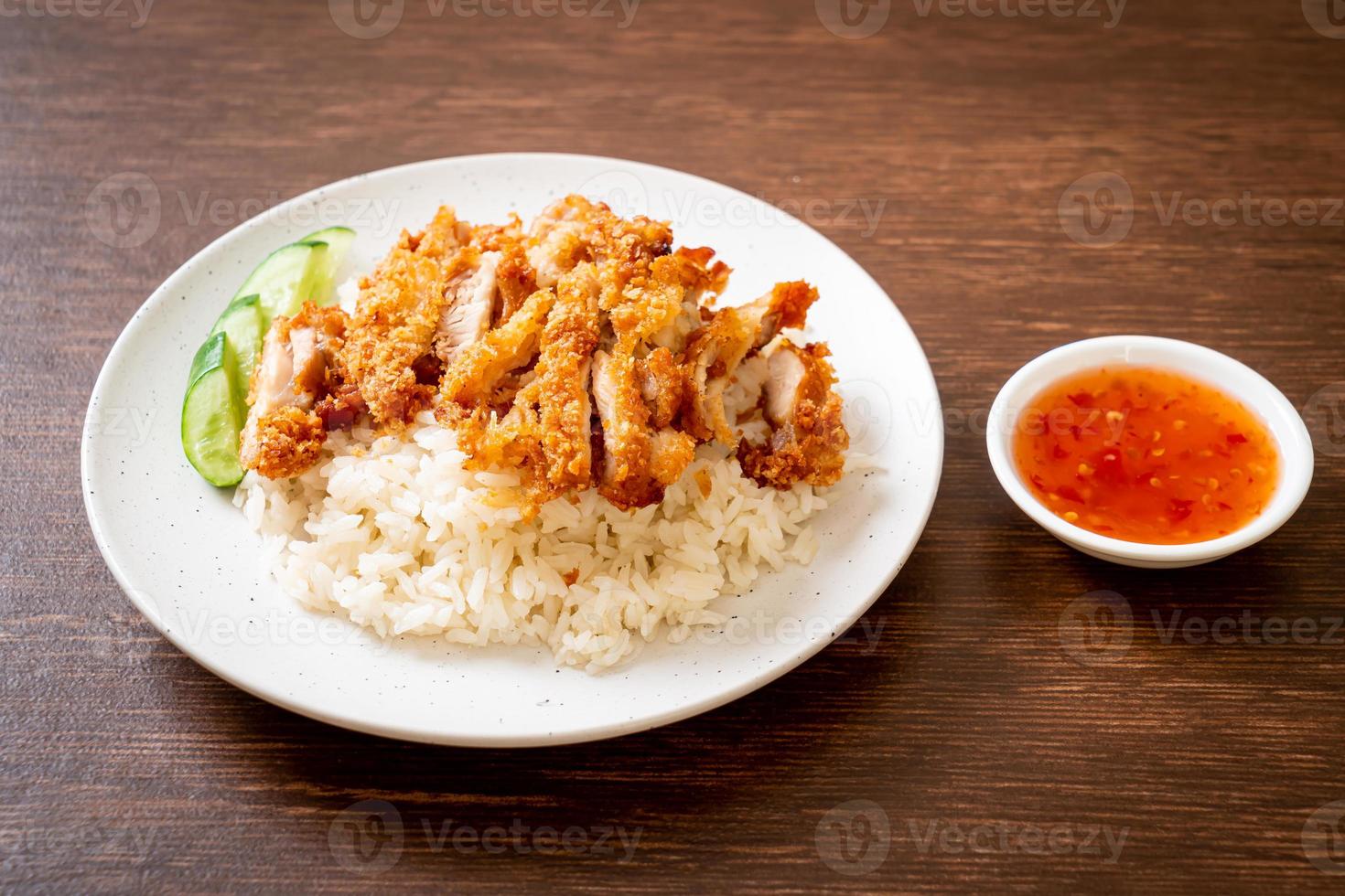 arroz de frango hainanese com frango frito foto