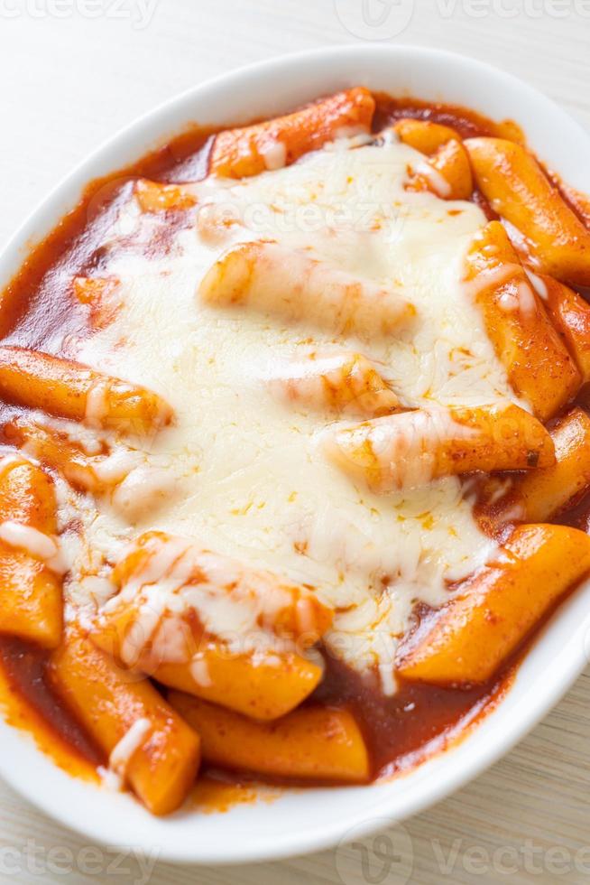 Bolo de arroz coreano em molho coreano picante com queijo, tokpokki de queijo, tteokbokki com queijo foto