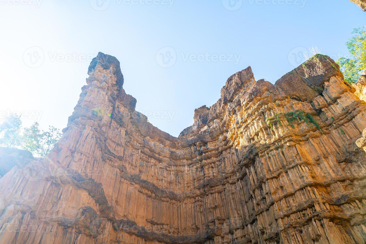 pha chor ou o grand canyon chiangmai no parque nacional de mae wang, chiang mai, tailândia foto