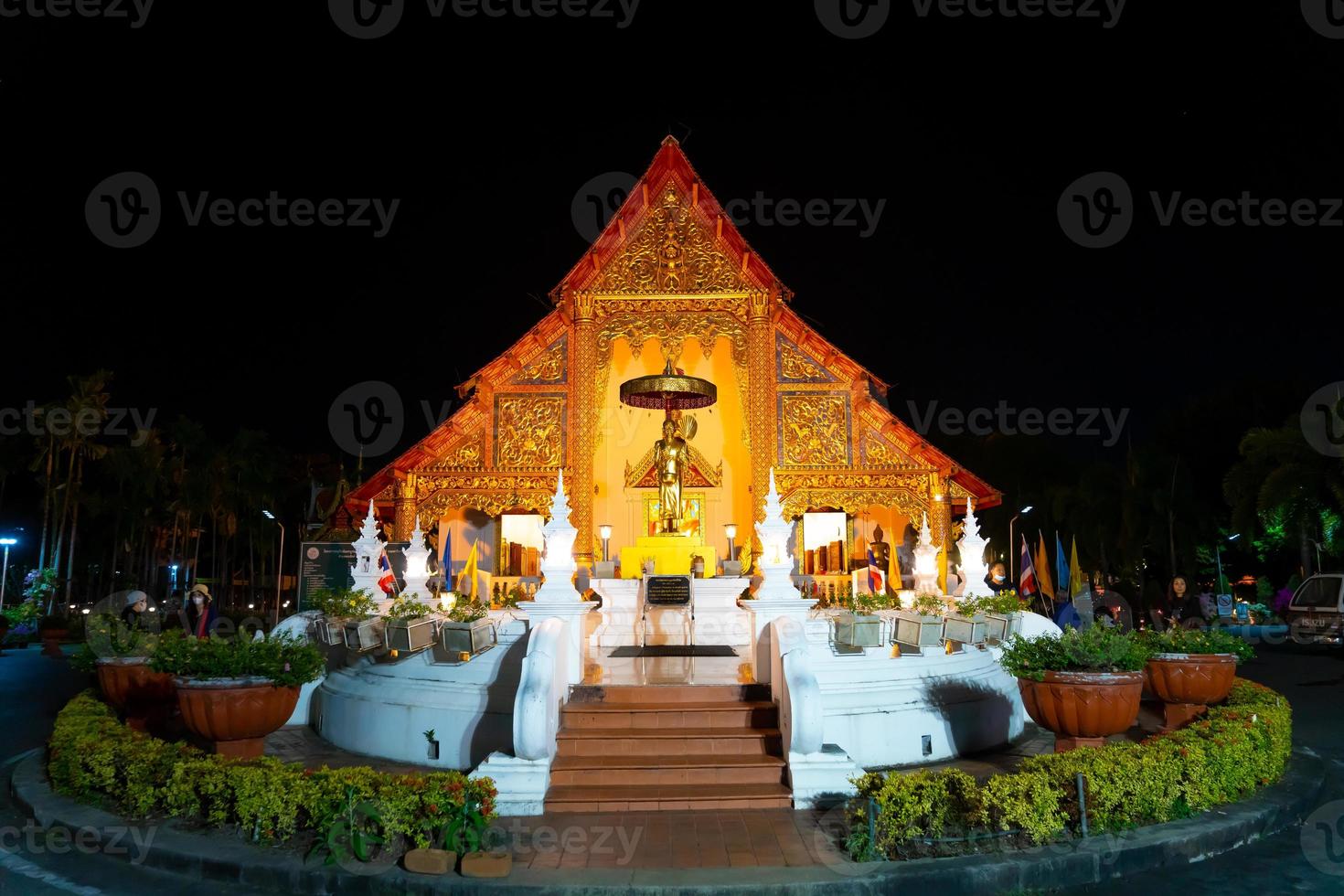 chiangmai, tailândia - 6 de dezembro de 2020 - wat phra singh waramahavihan, o templo contém exemplos supremos da arte lanna. foto