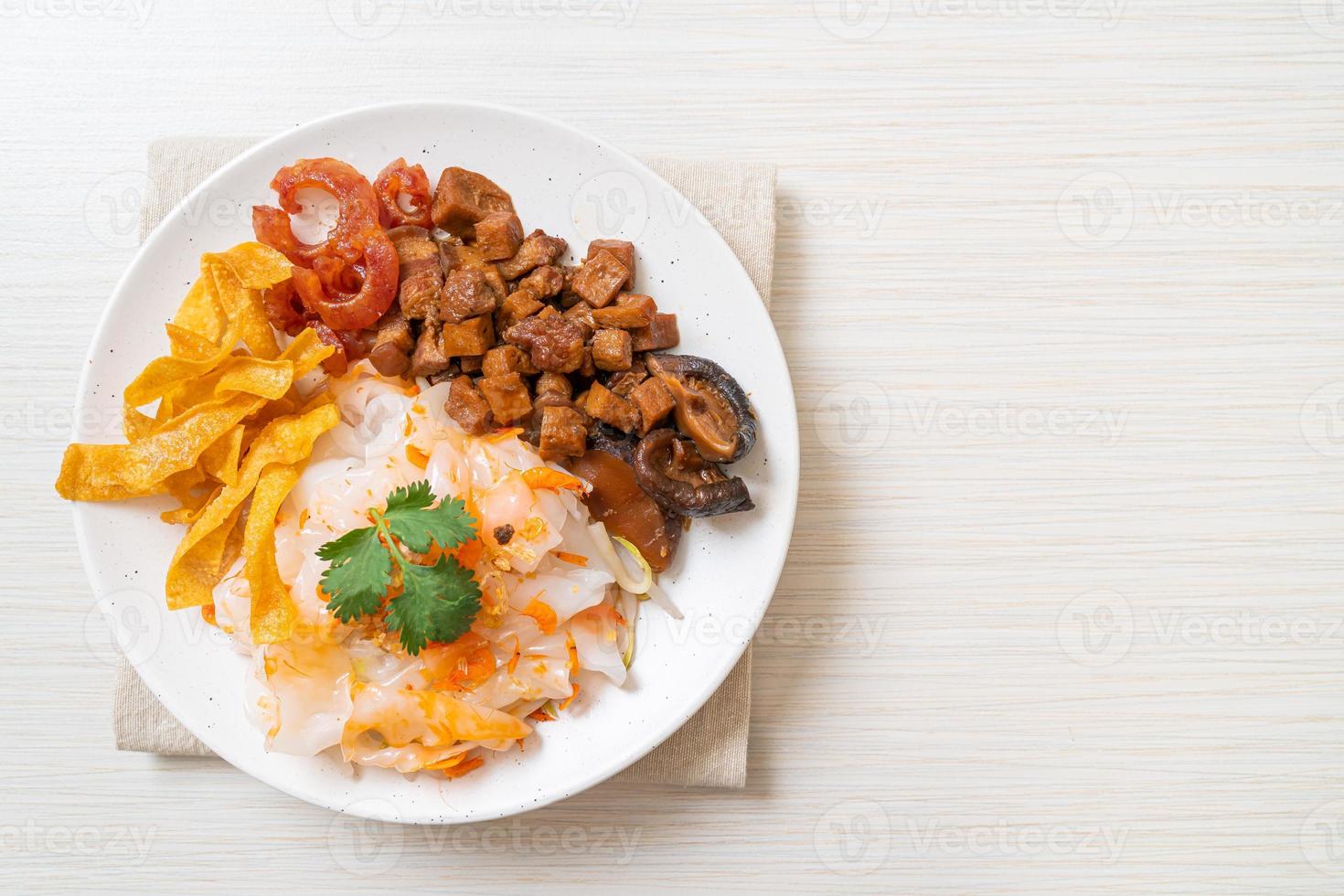 macarrão chinês de arroz cozido no vapor com carne de porco e tofu em molho de soja doce foto