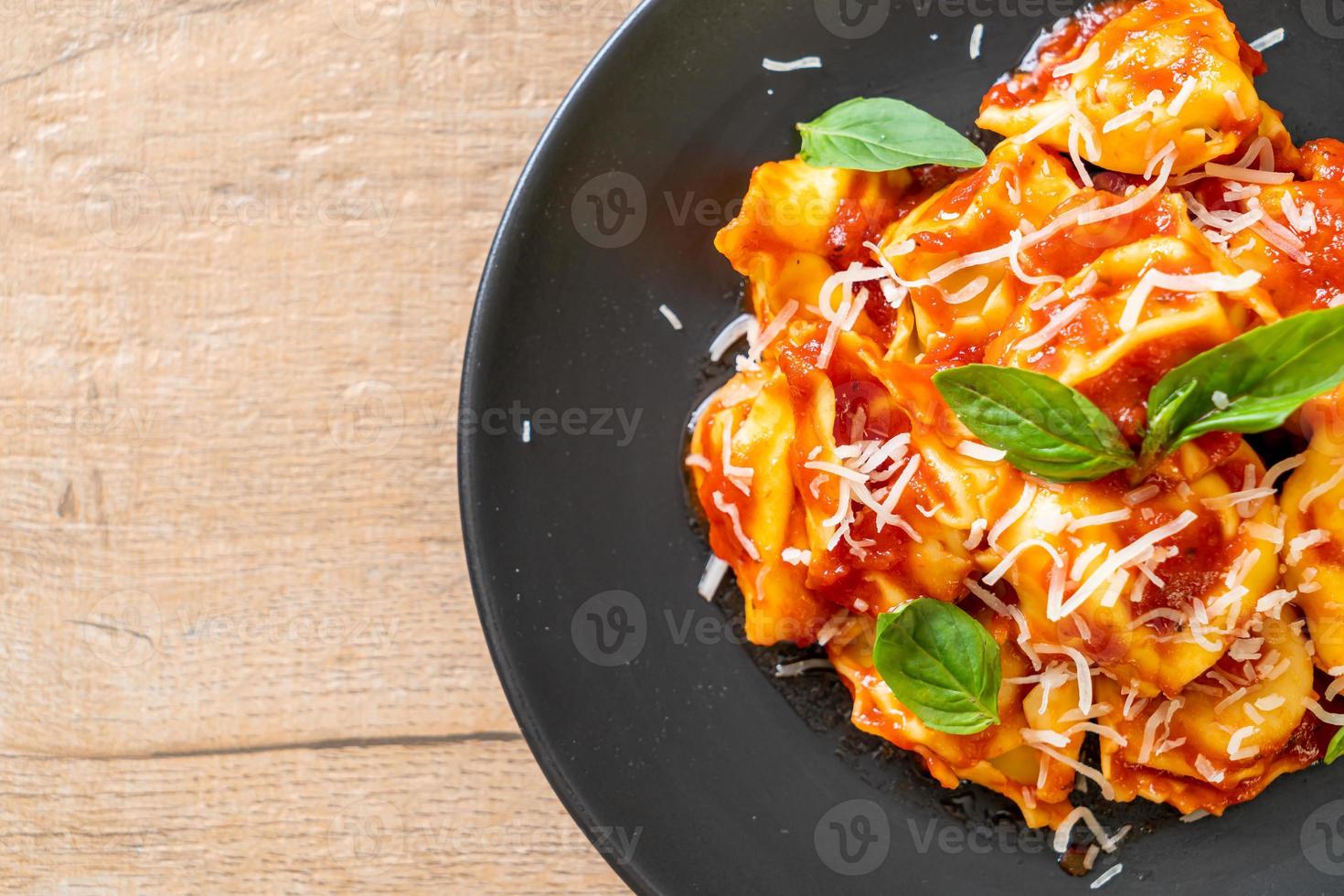 macarrão tortellini italiano com molho de tomate foto
