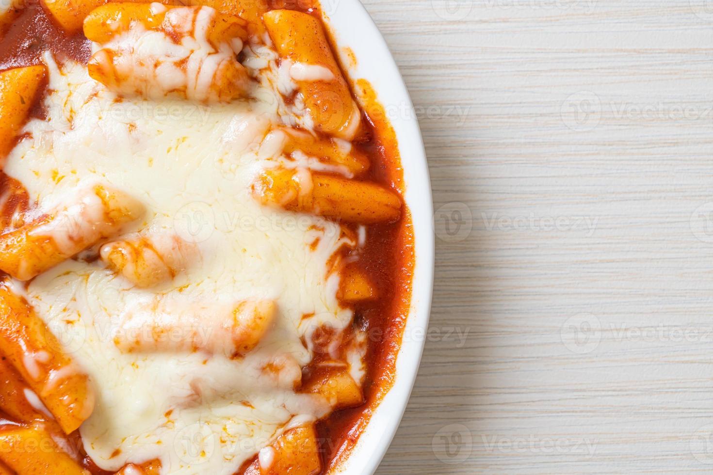 Bolo de arroz coreano em molho coreano picante com queijo, tokpokki de queijo, tteokbokki com queijo foto