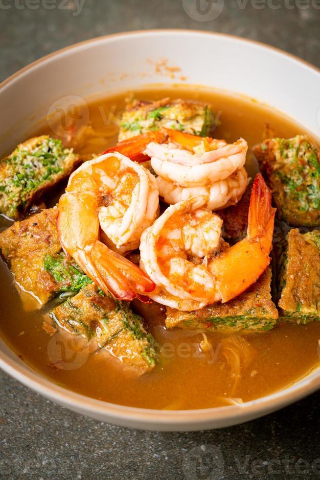 sopa azeda de pasta de tamarindo com camarão e omelete de vegetais foto