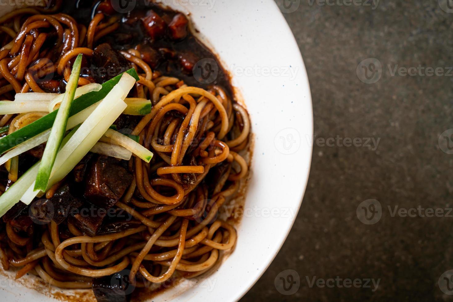 jajangmyeon ou jjajangmyeon é macarrão coreano com molho preto foto