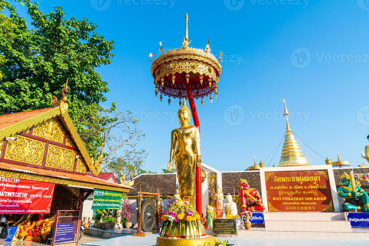 wat phra that doi kham - templo da montanha dourada foto