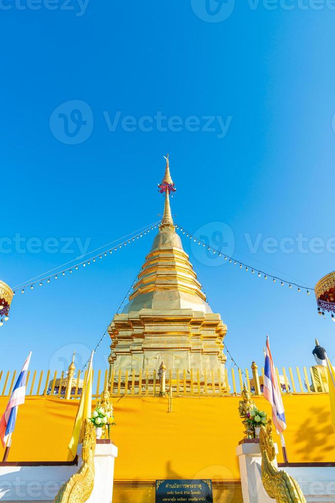 wat phra that doi kham - templo da montanha dourada foto