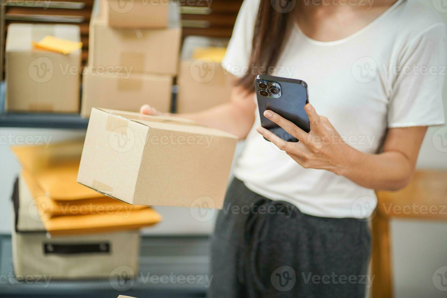 ásia mulher preparando pacote Entrega caixa Remessa para compras conectados Entrega enviar serviço pessoas e envio conceito foto