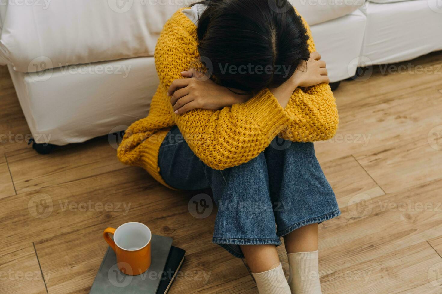 triste sério doença mulher.deprimida emoção pânico ataques sozinho doente pessoas medo estressante chorando.pare abusando doméstico violência, ajuda pessoa com saúde ansiedade,pensamento mau frustrado Exausta foto