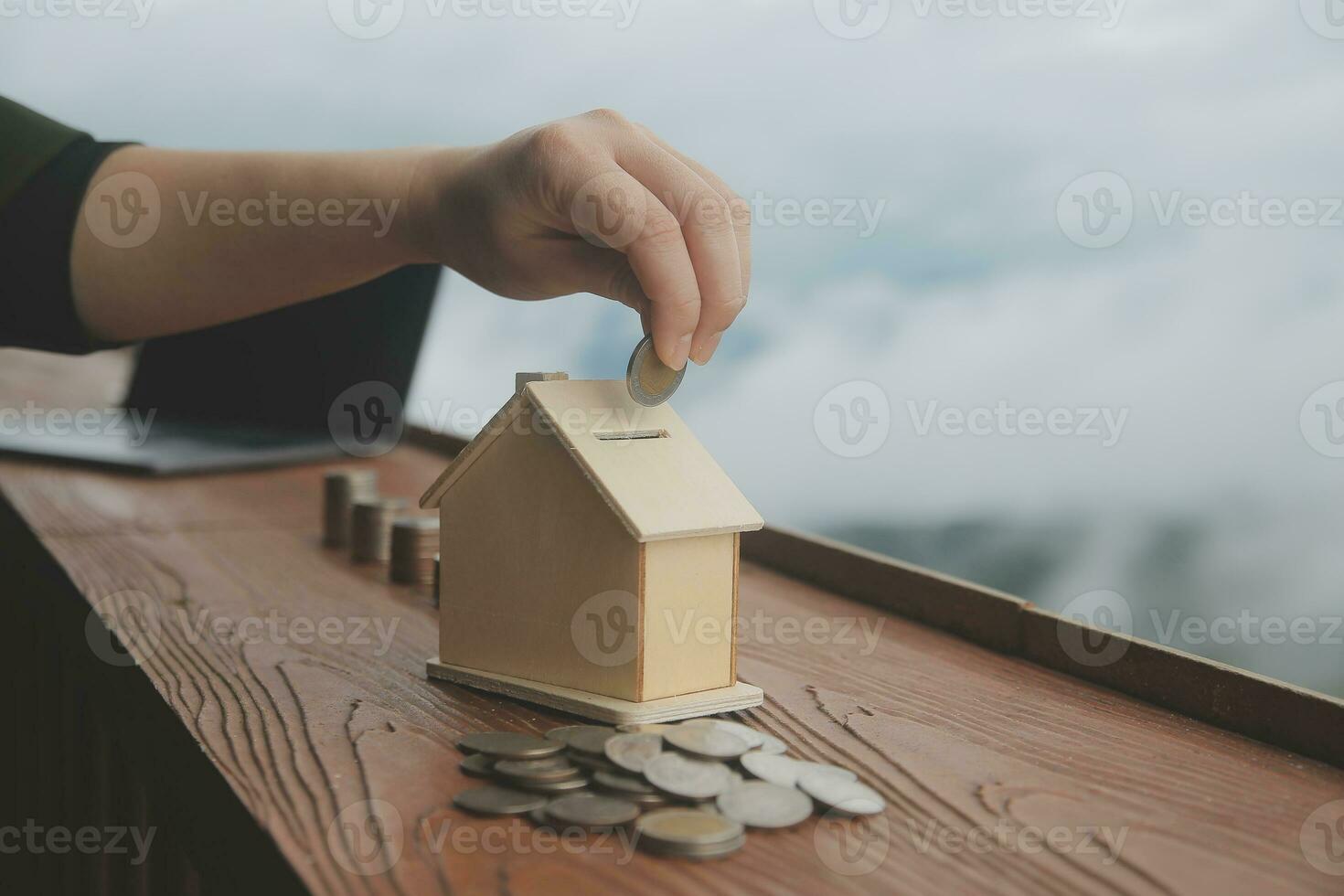 as mulheres de negócios colocam dinheiro na pilha de moedas e muitas notas de banco no escritório, economizam dinheiro para o futuro e a aposentadoria. foto