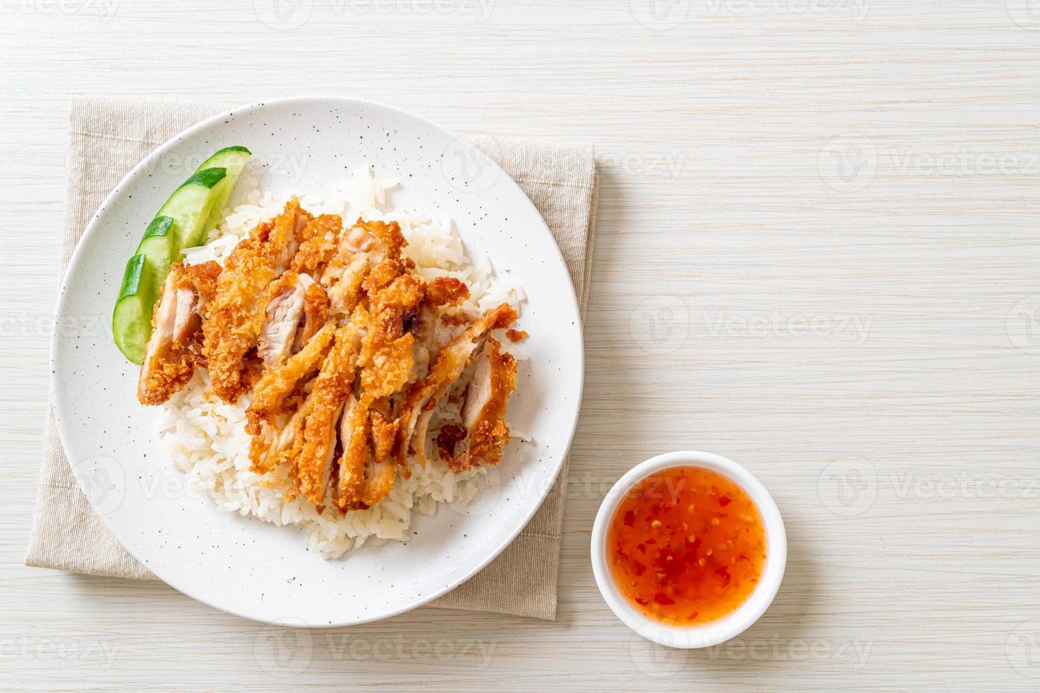 arroz de frango hainanese com frango frito foto