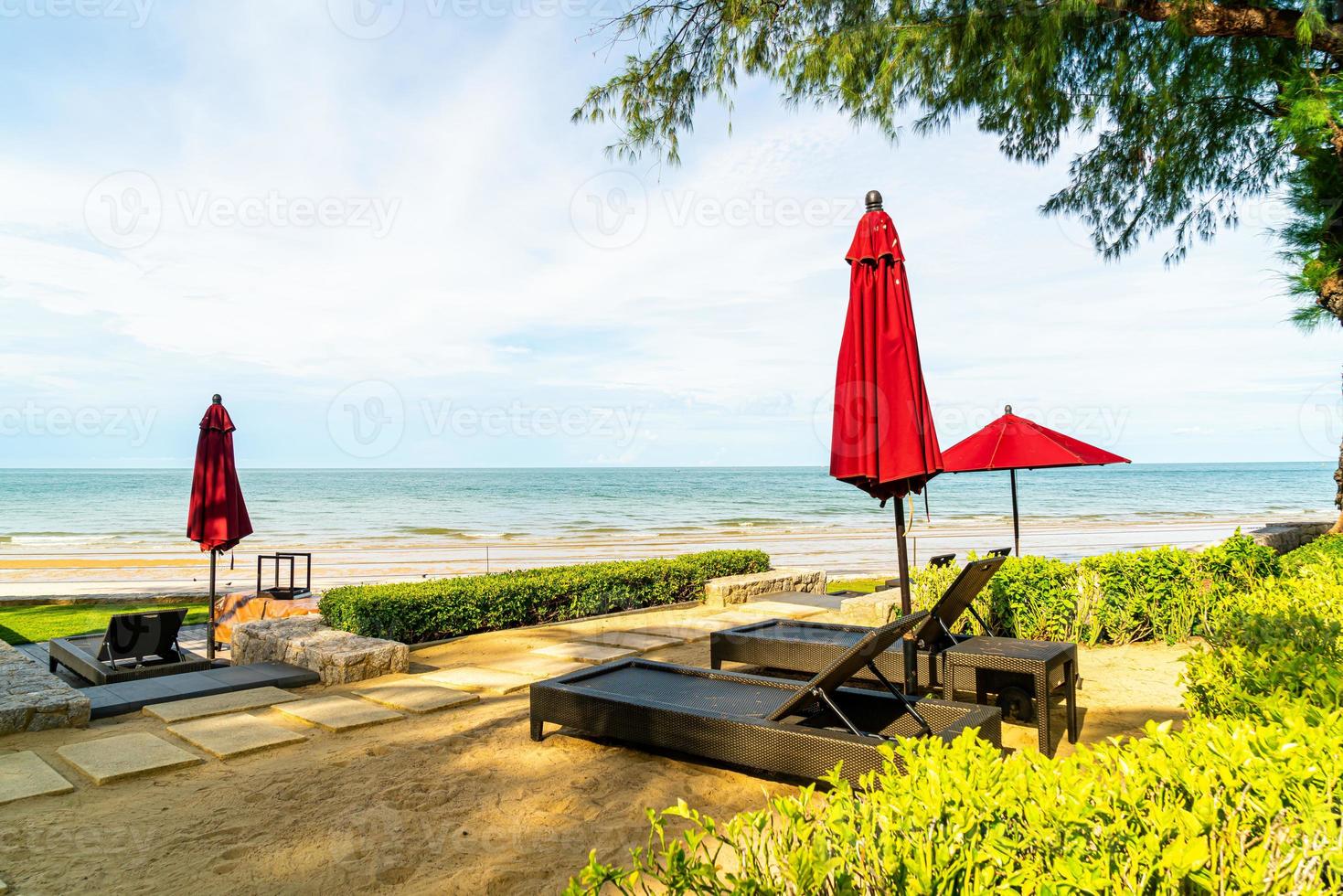 guarda-chuva e cadeira com vista para o mar em hotel resort foto