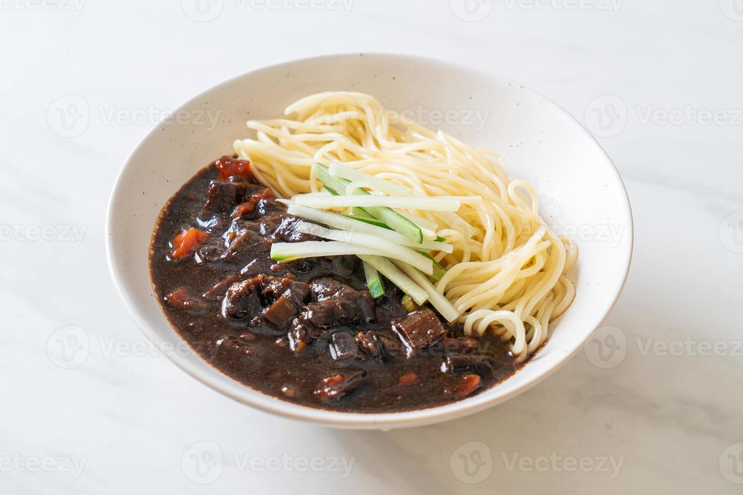 jajangmyeon ou jjajangmyeon é macarrão coreano com molho preto foto