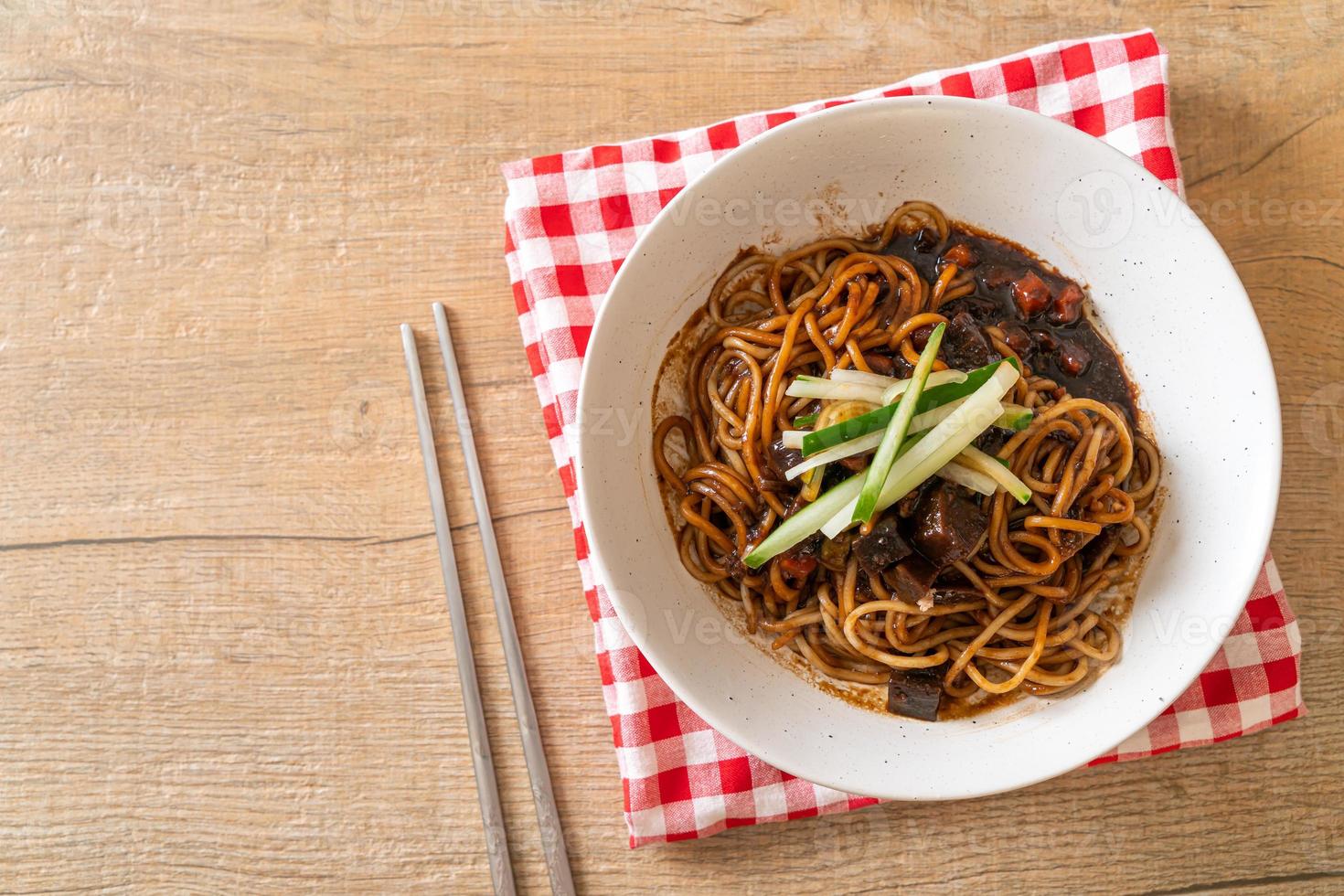 jajangmyeon ou jjajangmyeon é macarrão coreano com molho preto foto