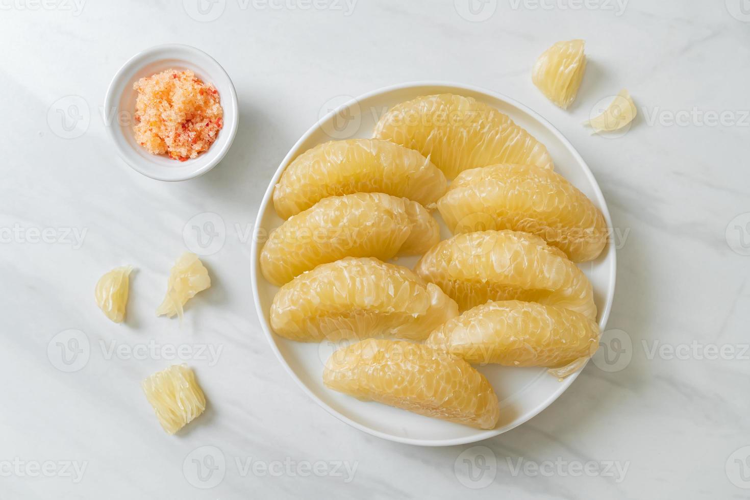 pomelo fresco descascado, grapefruit ou shaddock foto