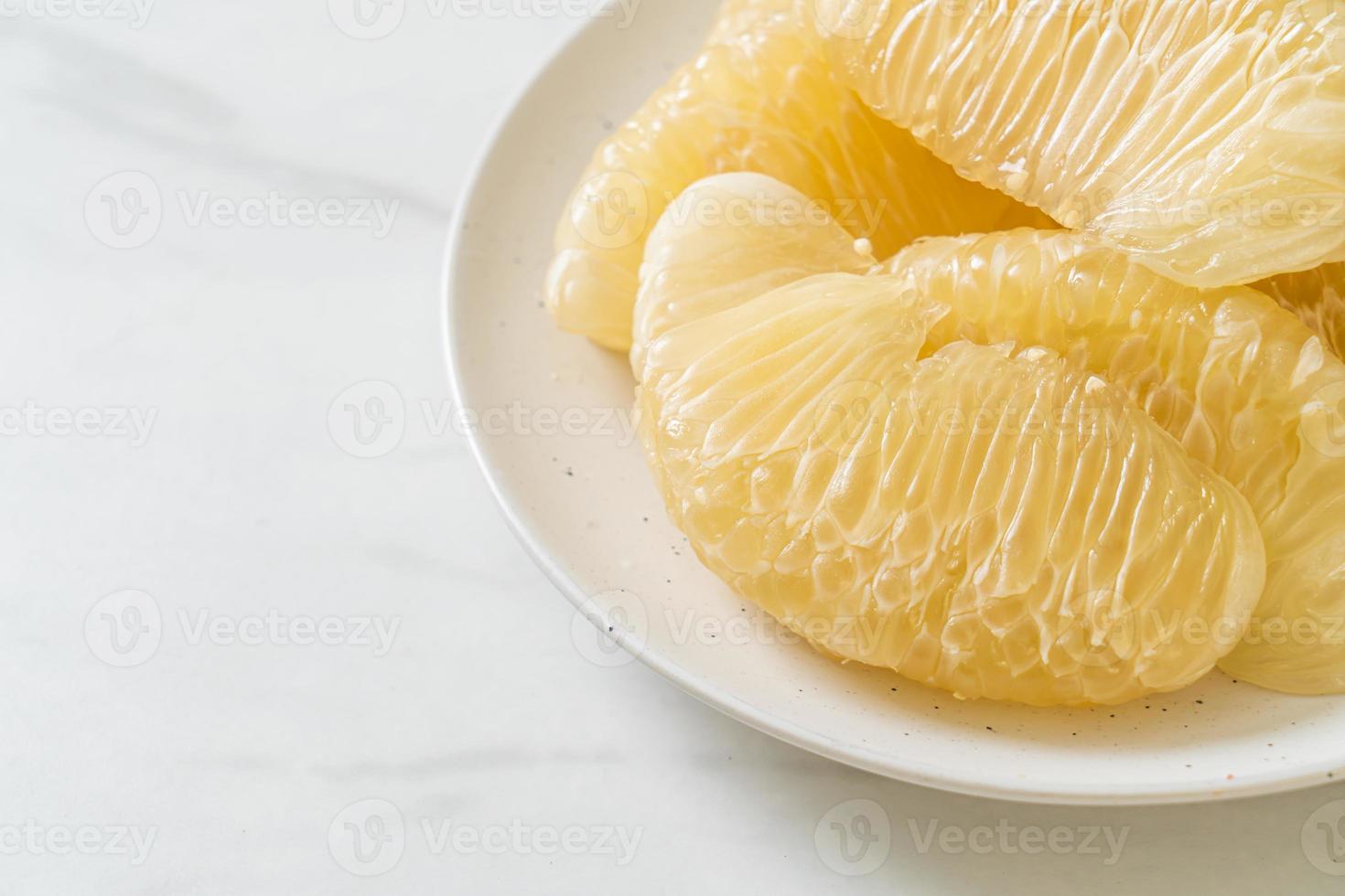 pomelo fresco descascado, grapefruit ou shaddock foto