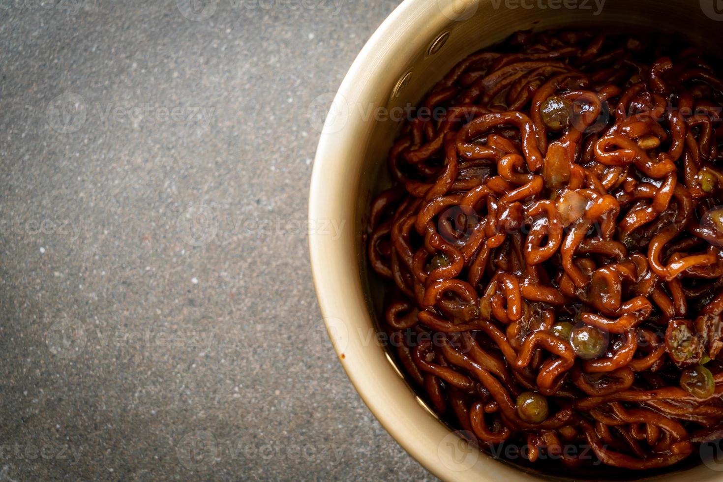 espaguete preto coreano ou macarrão instantâneo com molho de chajung assado foto