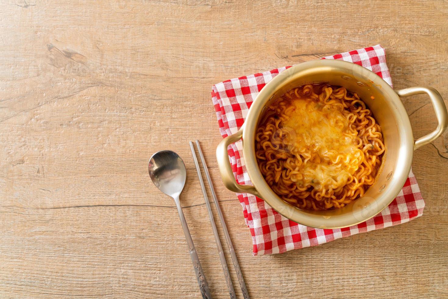 macarrão instantâneo picante coreano com queijo foto