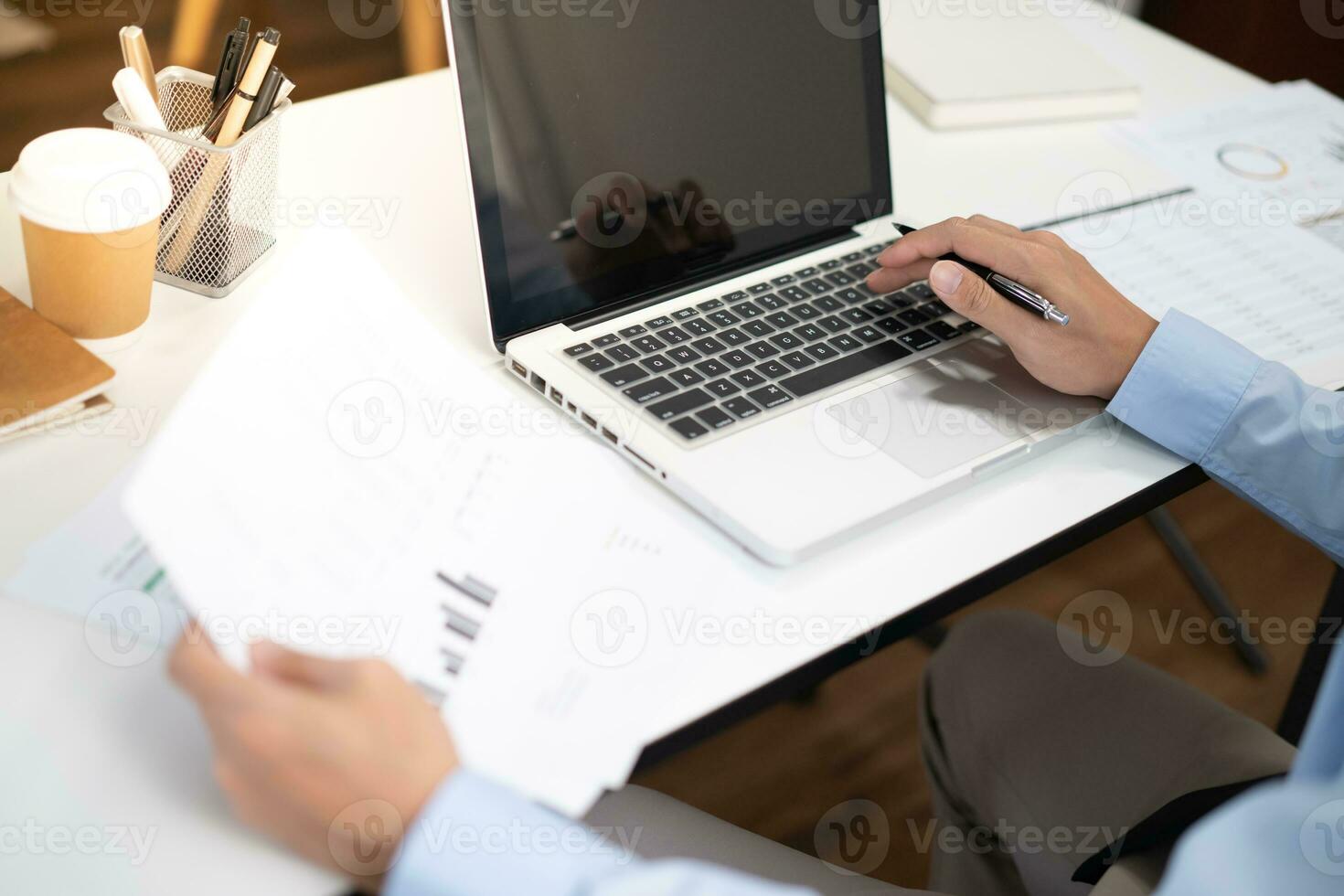 o negócio homem trabalhando de usando computador portátil computador mãos digitando em uma teclado. profissional investidor trabalhando Novo começar acima projeto. o negócio planejamento dentro escritório. tecnologia o negócio foto